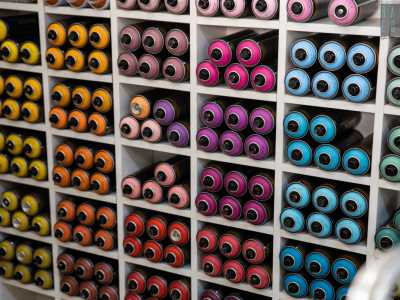...� qui che sono sistemati in ordine di colorazione gli spray pronti per la vendita